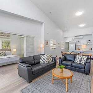 Deluxe One-Bedroom Apartment